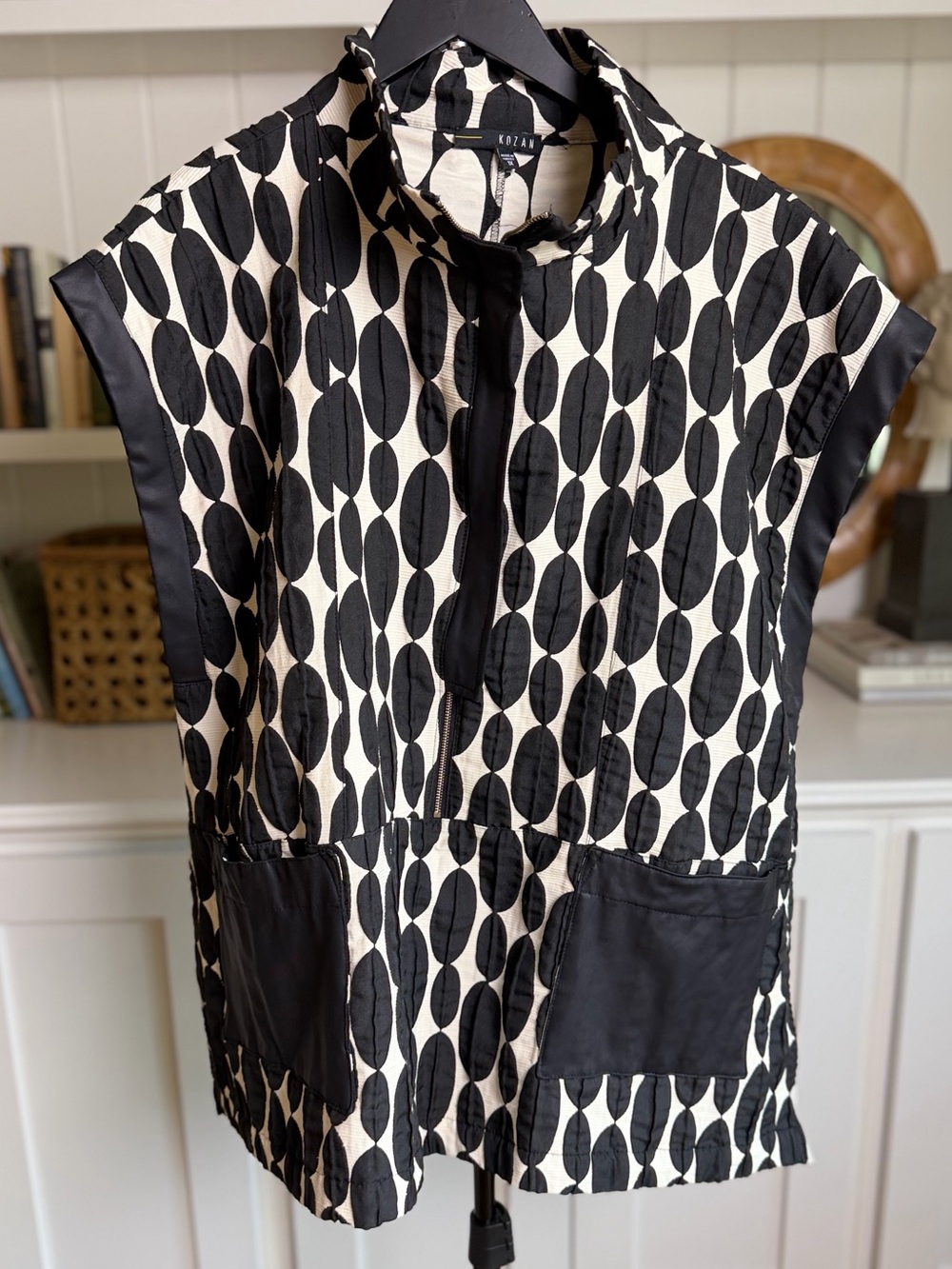 ⚫⚪ Kozan Sleeveless Vest | Size 1X | Black White Oval Print  📏 Size 1X |